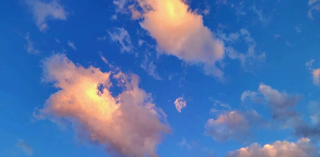 Ciel bleu avec des nuages orangés
